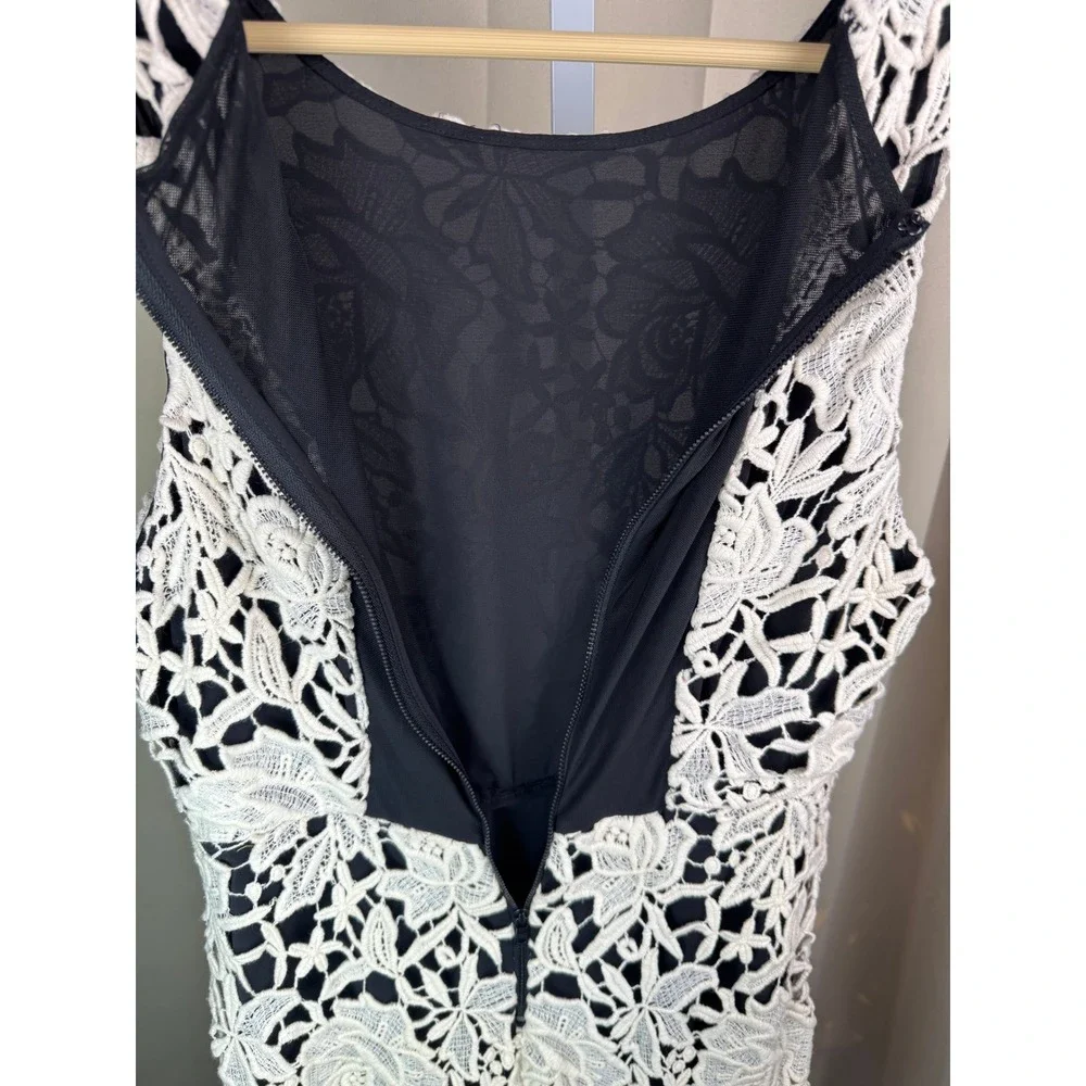Alice + Olivia White Guipure Lace Sheath Dress Black Lining‎ size Small - Picture 9 of 9